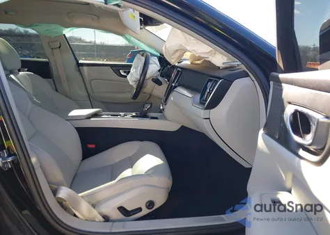 2020 Volvo S60 T5 Momentum z USA, uszkodzony, nr VIN 7JR102FK3LG047481